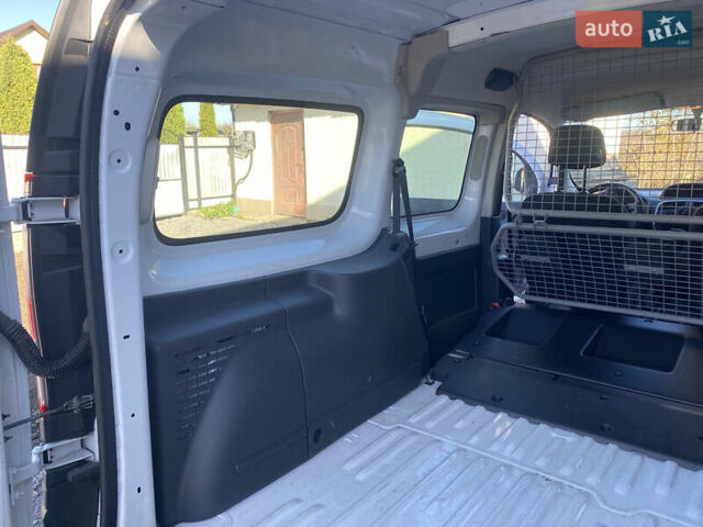 Белый Рено Кенгу, объемом двигателя 0 л и пробегом 82 тыс. км за 13200 $, фото 20 на Automoto.ua