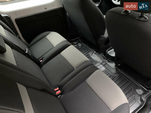 Белый Рено Кенгу, объемом двигателя 0 л и пробегом 17 тыс. км за 14399 $, фото 51 на Automoto.ua