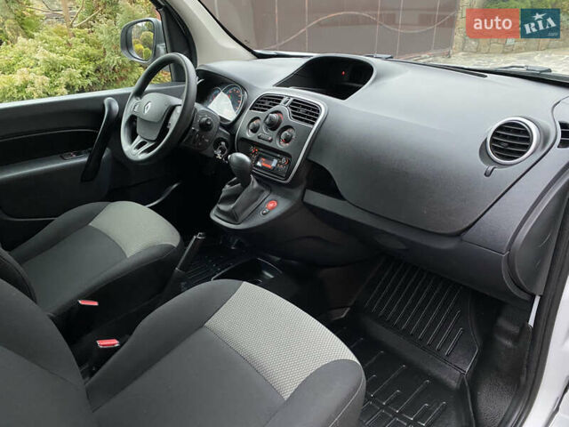 Белый Рено Кенгу, объемом двигателя 0 л и пробегом 17 тыс. км за 14399 $, фото 42 на Automoto.ua