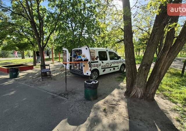 Белый Рено Кенгу, объемом двигателя 1.5 л и пробегом 100 тыс. км за 17000 $, фото 3 на Automoto.ua