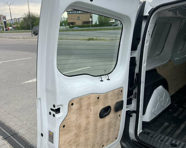 Белый Рено Кенгу, объемом двигателя 1.5 л и пробегом 190 тыс. км за 11800 $, фото 7 на Automoto.ua