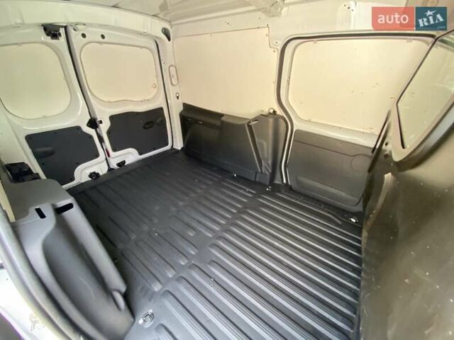 Белый Рено Кенгу, объемом двигателя 1.5 л и пробегом 138 тыс. км за 12597 $, фото 25 на Automoto.ua