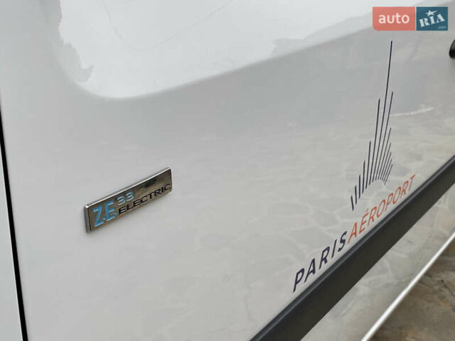 Белый Рено Кенгу, объемом двигателя 0 л и пробегом 17 тыс. км за 14399 $, фото 24 на Automoto.ua