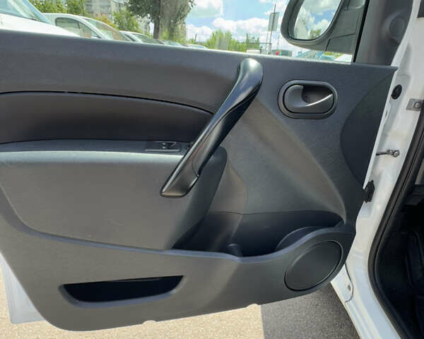 Белый Рено Кенгу, объемом двигателя 1.5 л и пробегом 149 тыс. км за 13900 $, фото 16 на Automoto.ua