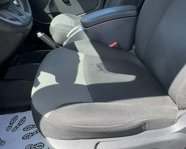 Белый Рено Кенгу, объемом двигателя 1.5 л и пробегом 179 тыс. км за 12700 $, фото 15 на Automoto.ua