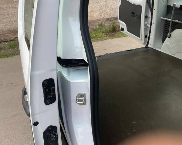 Белый Рено Кенгу, объемом двигателя 1.46 л и пробегом 114 тыс. км за 13613 $, фото 33 на Automoto.ua
