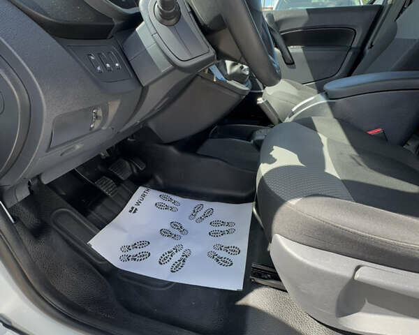 Белый Рено Кенгу, объемом двигателя 1.5 л и пробегом 179 тыс. км за 12700 $, фото 16 на Automoto.ua