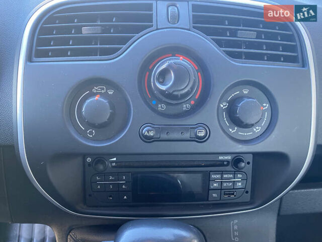 Белый Рено Кенгу, объемом двигателя 0 л и пробегом 82 тыс. км за 13200 $, фото 24 на Automoto.ua