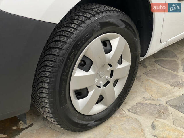 Белый Рено Кенгу, объемом двигателя 0 л и пробегом 17 тыс. км за 14399 $, фото 20 на Automoto.ua