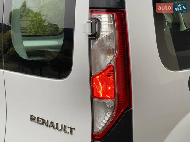Белый Рено Кенгу, объемом двигателя 0 л и пробегом 17 тыс. км за 14399 $, фото 12 на Automoto.ua