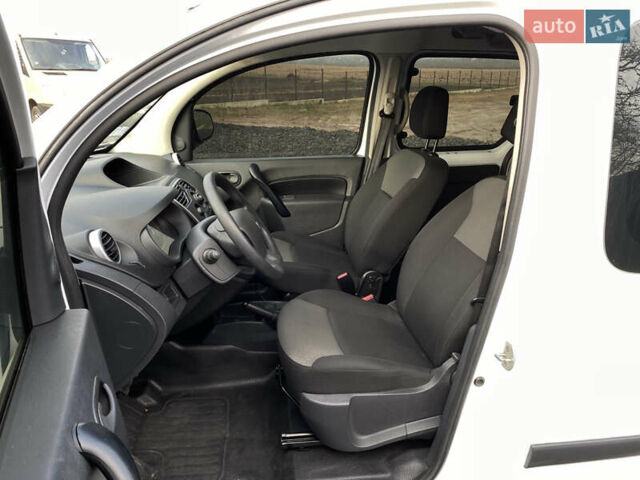 Белый Рено Кенгу, объемом двигателя 0 л и пробегом 8 тыс. км за 15500 $, фото 56 на Automoto.ua