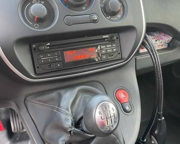 Белый Рено Кенгу, объемом двигателя 1.46 л и пробегом 114 тыс. км за 13613 $, фото 25 на Automoto.ua