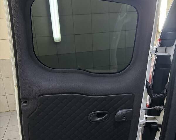 Білий Рено Кєнгу, об'ємом двигуна 1.5 л та пробігом 131 тис. км за 13999 $, фото 17 на Automoto.ua