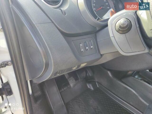 Белый Рено Кенгу, объемом двигателя 1.5 л и пробегом 175 тыс. км за 12800 $, фото 17 на Automoto.ua