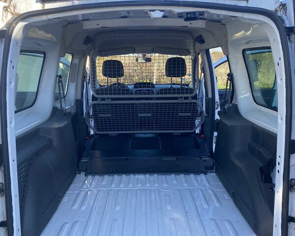 Белый Рено Кенгу, объемом двигателя 0 л и пробегом 82 тыс. км за 13200 $, фото 19 на Automoto.ua