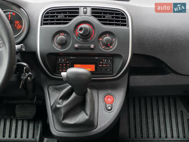 Белый Рено Кенгу, объемом двигателя 0 л и пробегом 17 тыс. км за 14399 $, фото 37 на Automoto.ua