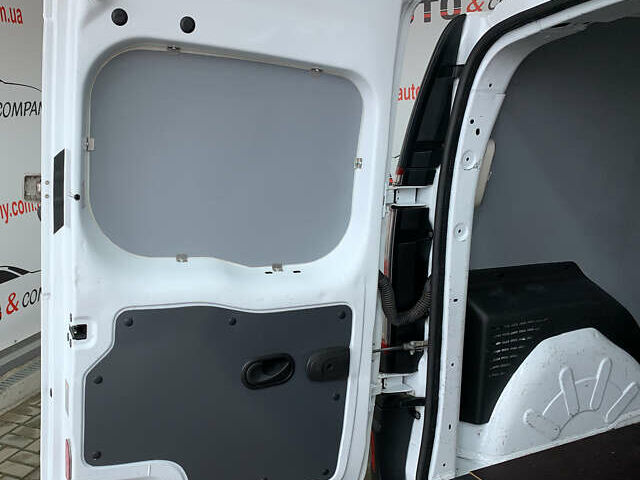 Белый Рено Кенгу, объемом двигателя 1.5 л и пробегом 129 тыс. км за 12250 $, фото 23 на Automoto.ua