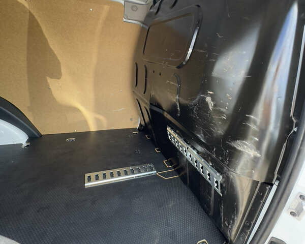 Белый Рено Кенгу, объемом двигателя 1.5 л и пробегом 149 тыс. км за 13900 $, фото 33 на Automoto.ua