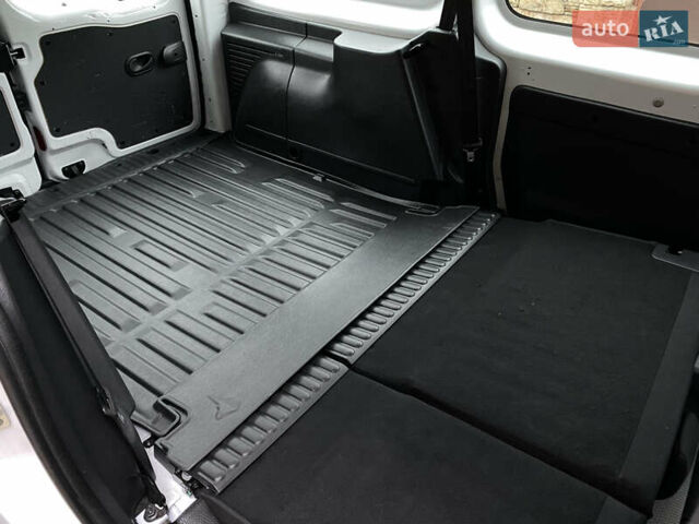 Белый Рено Кенгу, объемом двигателя 0 л и пробегом 17 тыс. км за 14399 $, фото 57 на Automoto.ua