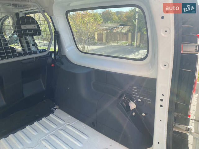 Белый Рено Кенгу, объемом двигателя 0 л и пробегом 82 тыс. км за 13200 $, фото 15 на Automoto.ua