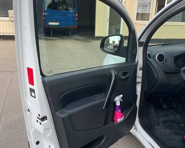 Белый Рено Кенгу, объемом двигателя 1.46 л и пробегом 114 тыс. км за 13613 $, фото 31 на Automoto.ua