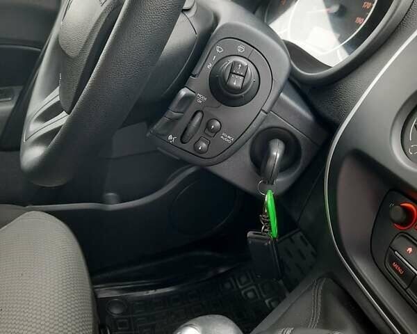 Белый Рено Кенгу, объемом двигателя 1.5 л и пробегом 175 тыс. км за 12800 $, фото 17 на Automoto.ua