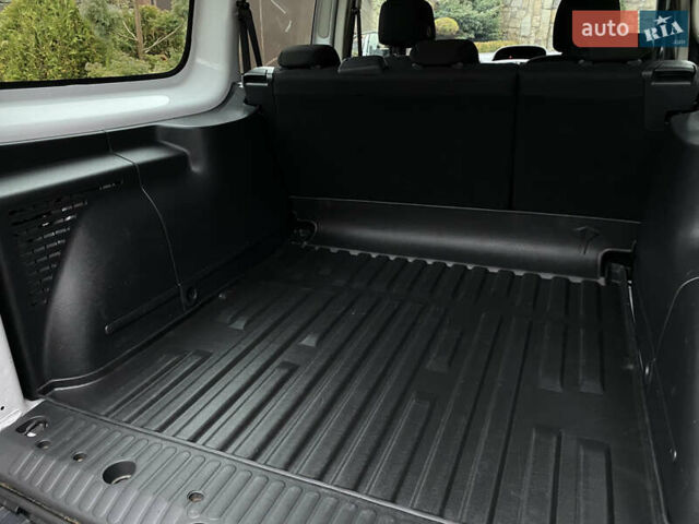 Белый Рено Кенгу, объемом двигателя 0 л и пробегом 17 тыс. км за 14399 $, фото 52 на Automoto.ua