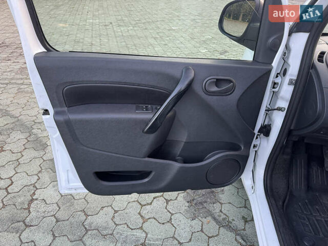 Белый Рено Кенгу, объемом двигателя 1.46 л и пробегом 190 тыс. км за 12700 $, фото 7 на Automoto.ua