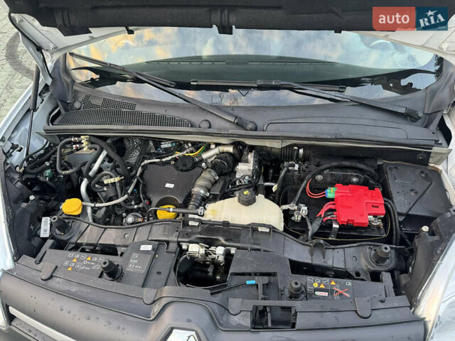 Белый Рено Кенгу, объемом двигателя 1.46 л и пробегом 190 тыс. км за 12700 $, фото 19 на Automoto.ua
