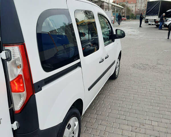 Белый Рено Кенгу, объемом двигателя 1.5 л и пробегом 175 тыс. км за 12800 $, фото 6 на Automoto.ua