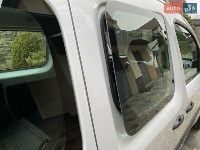 Белый Рено Кенгу, объемом двигателя 0 л и пробегом 17 тыс. км за 14399 $, фото 22 на Automoto.ua