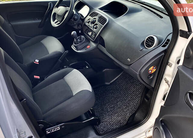 Белый Рено Кенгу, объемом двигателя 1.5 л и пробегом 164 тыс. км за 11399 $, фото 24 на Automoto.ua