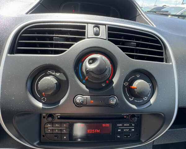 Белый Рено Кенгу, объемом двигателя 1.5 л и пробегом 179 тыс. км за 12700 $, фото 21 на Automoto.ua