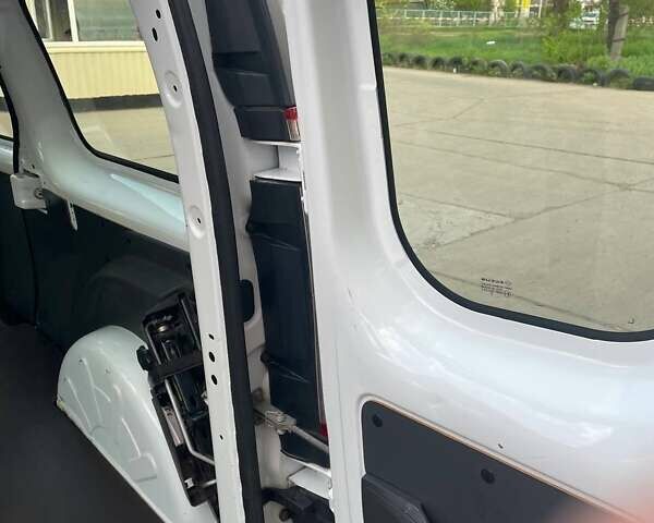 Белый Рено Кенгу, объемом двигателя 1.46 л и пробегом 114 тыс. км за 13613 $, фото 3 на Automoto.ua