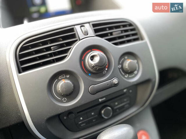 Белый Рено Кенгу, объемом двигателя 0 л и пробегом 8 тыс. км за 15500 $, фото 31 на Automoto.ua