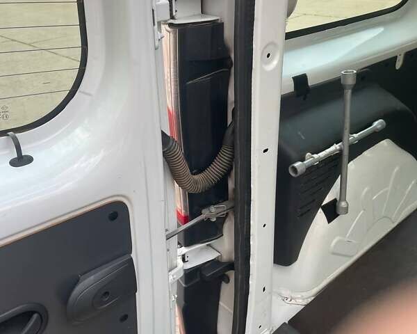 Белый Рено Кенгу, объемом двигателя 1.46 л и пробегом 114 тыс. км за 13613 $, фото 16 на Automoto.ua