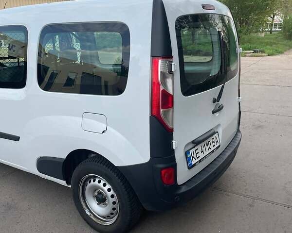 Белый Рено Кенгу, объемом двигателя 1.46 л и пробегом 114 тыс. км за 13613 $, фото 10 на Automoto.ua