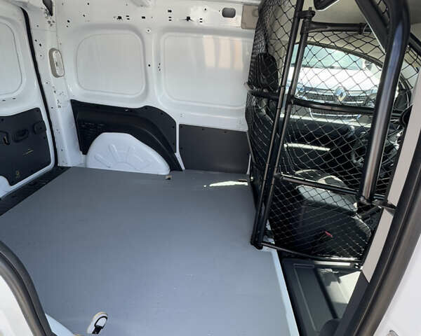 Белый Рено Кенгу, объемом двигателя 1.5 л и пробегом 179 тыс. км за 12700 $, фото 27 на Automoto.ua