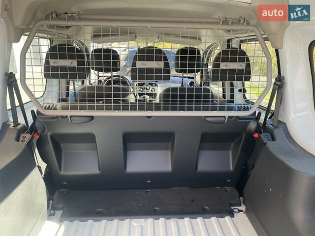 Белый Рено Кенгу, объемом двигателя 0 л и пробегом 82 тыс. км за 13200 $, фото 14 на Automoto.ua