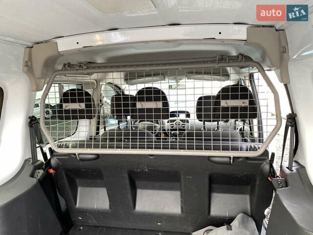 Белый Рено Кенгу, объемом двигателя 0 л и пробегом 8 тыс. км за 15500 $, фото 24 на Automoto.ua