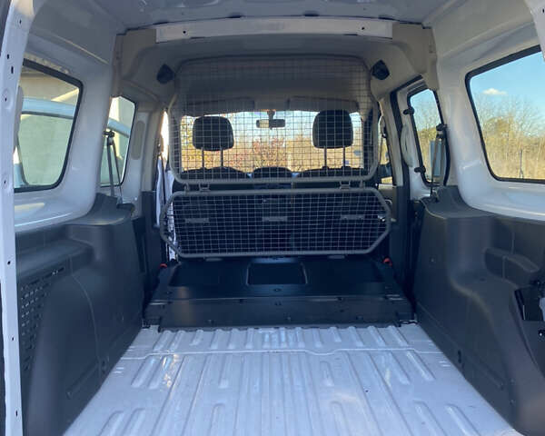 Белый Рено Кенгу, объемом двигателя 0 л и пробегом 82 тыс. км за 13200 $, фото 21 на Automoto.ua