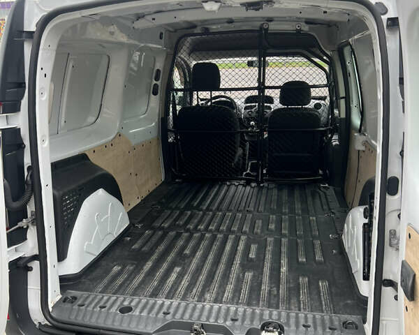Белый Рено Кенгу, объемом двигателя 1.5 л и пробегом 190 тыс. км за 11800 $, фото 6 на Automoto.ua