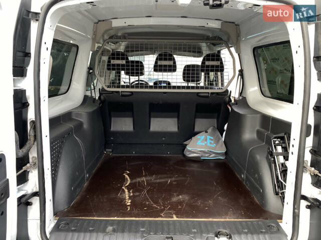 Белый Рено Кенгу, объемом двигателя 0 л и пробегом 8 тыс. км за 15500 $, фото 28 на Automoto.ua