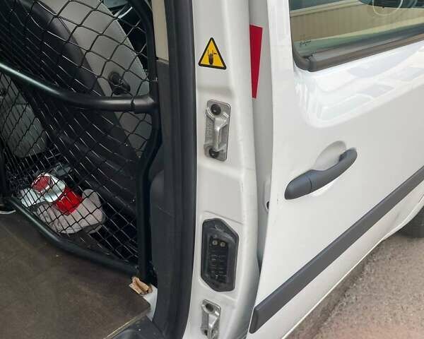 Белый Рено Кенгу, объемом двигателя 1.46 л и пробегом 114 тыс. км за 13613 $, фото 39 на Automoto.ua