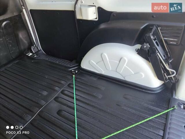 Белый Рено Кенгу, объемом двигателя 1.5 л и пробегом 180 тыс. км за 12250 $, фото 10 на Automoto.ua