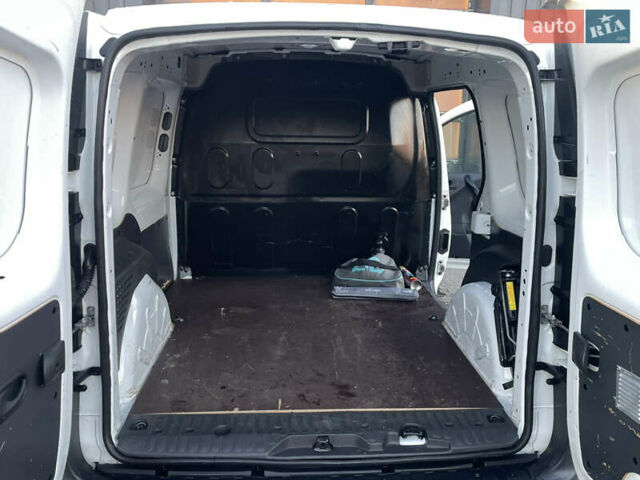 Белый Рено Кенгу, объемом двигателя 0 л и пробегом 99 тыс. км за 8250 $, фото 18 на Automoto.ua