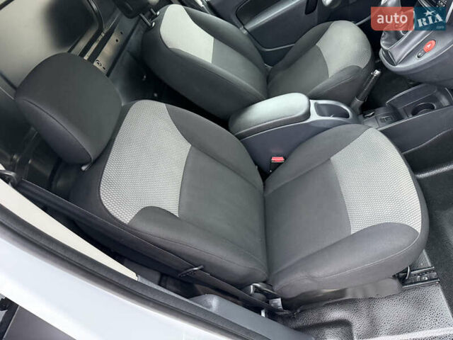 Белый Рено Кенгу, объемом двигателя 1.5 л и пробегом 118 тыс. км за 12599 $, фото 41 на Automoto.ua