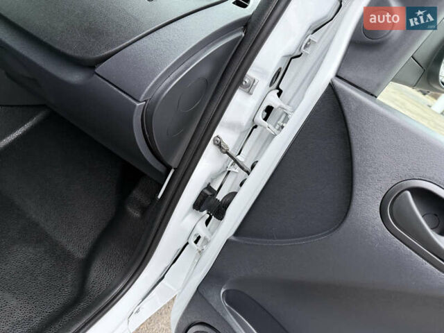 Белый Рено Кенгу, объемом двигателя 1.5 л и пробегом 118 тыс. км за 12599 $, фото 53 на Automoto.ua