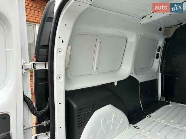 Белый Рено Кенгу, объемом двигателя 0 л и пробегом 54 тыс. км за 12500 $, фото 31 на Automoto.ua