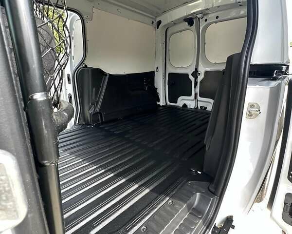 Белый Рено Кенгу, объемом двигателя 1.5 л и пробегом 136 тыс. км за 12888 $, фото 23 на Automoto.ua
